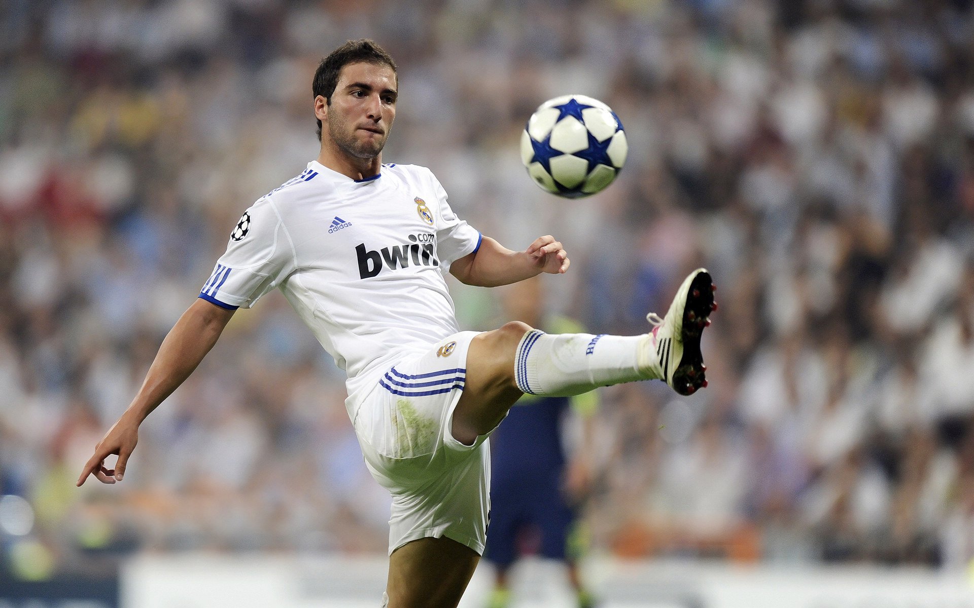 托桑·埃夫布奥姆万成为NBA全球形象代表，埃托奥和布冯相视一笑